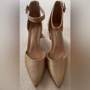 NEW Women’s Low Champagne Chunk Heels, Size 8
